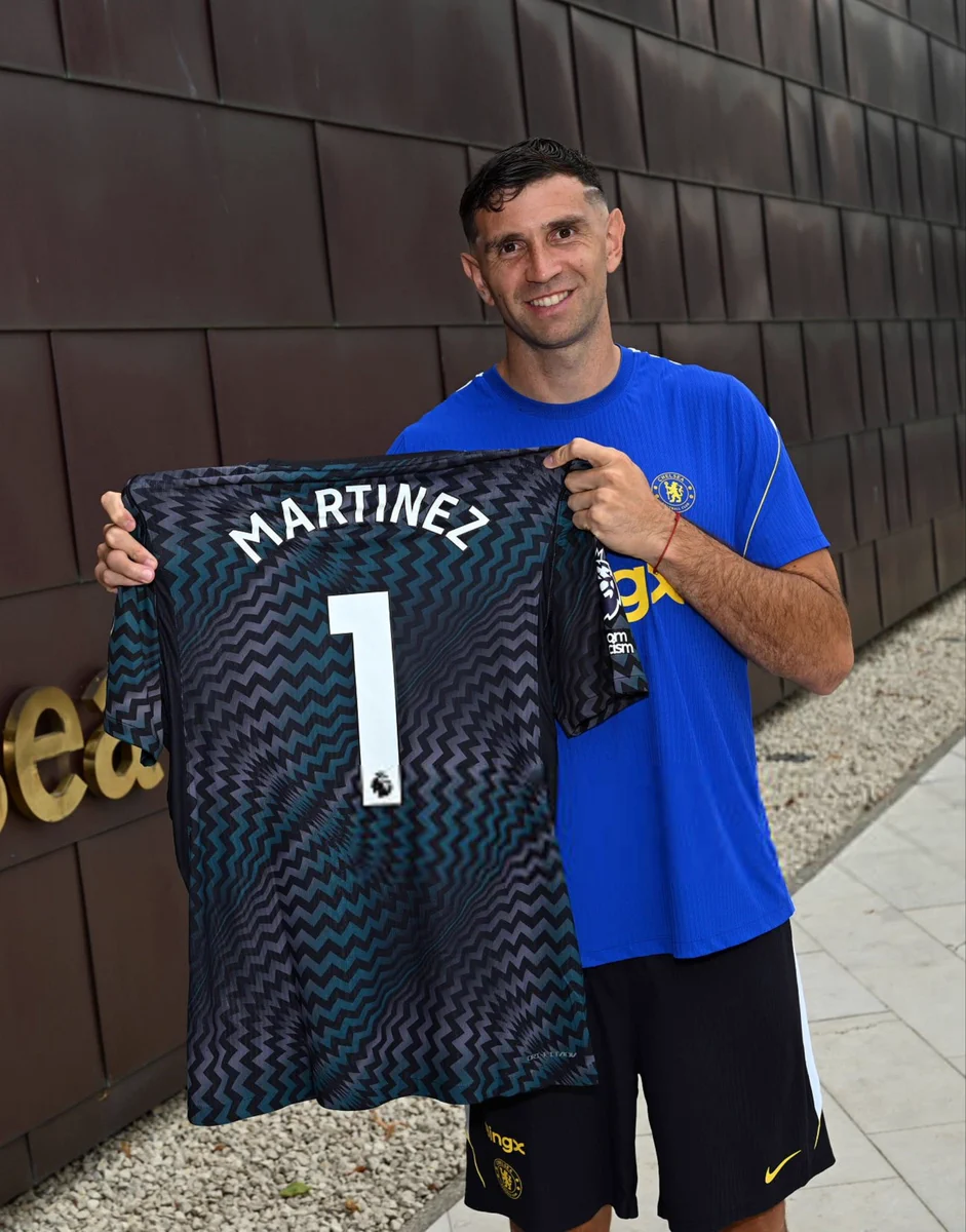 Emiliano Martínez a Chelsea kapusmezével és az 1-es számmal